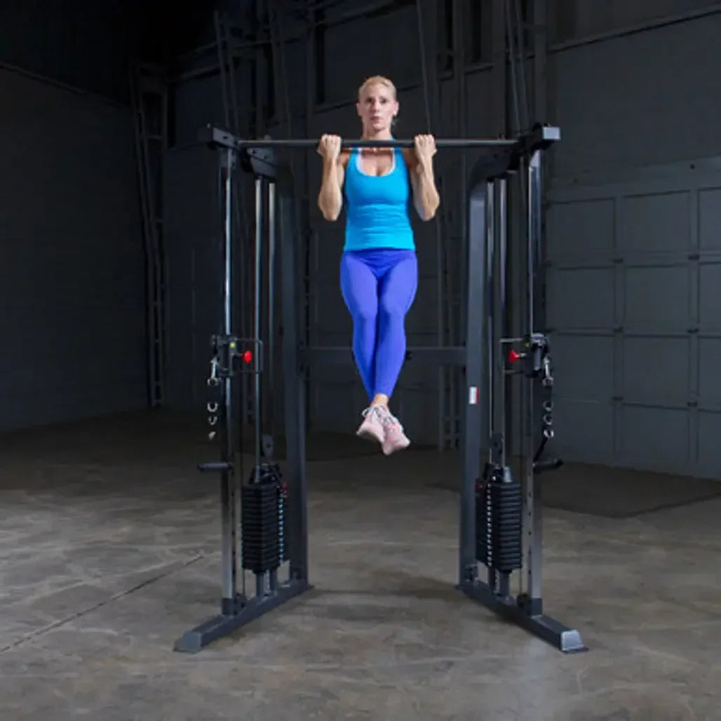 Frau trainiert Klimmzüge an Kraftstation im Homegym – Fitness & Kraftsport Equipment