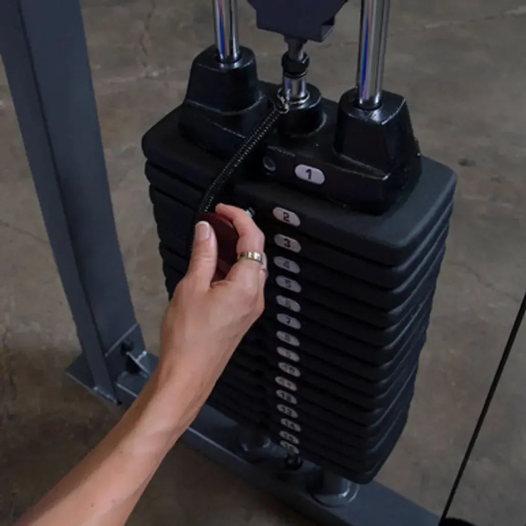 Hand justiert Gewichtsstapel an Kraftstation – ideal für Homegym & Studio-Training