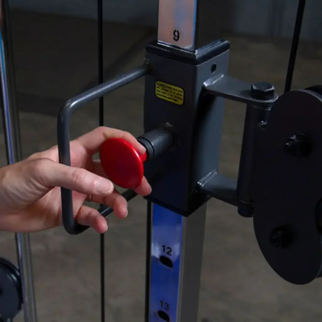 Hand justiert roten Gewichtshebel an Kraftstation – ideal für Homegym & Studio-Training