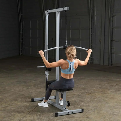 Frau trainiert Rücken mit Kraftstation im Homegym – Fitness-Kraftgerät für effektives Training