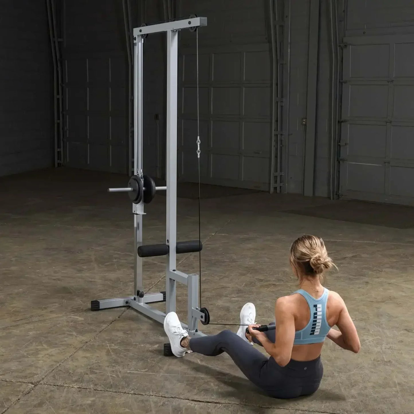 Frau trainiert mit Kraftstation im Homegym – Fitnessgeräte für Kraftsport & Training