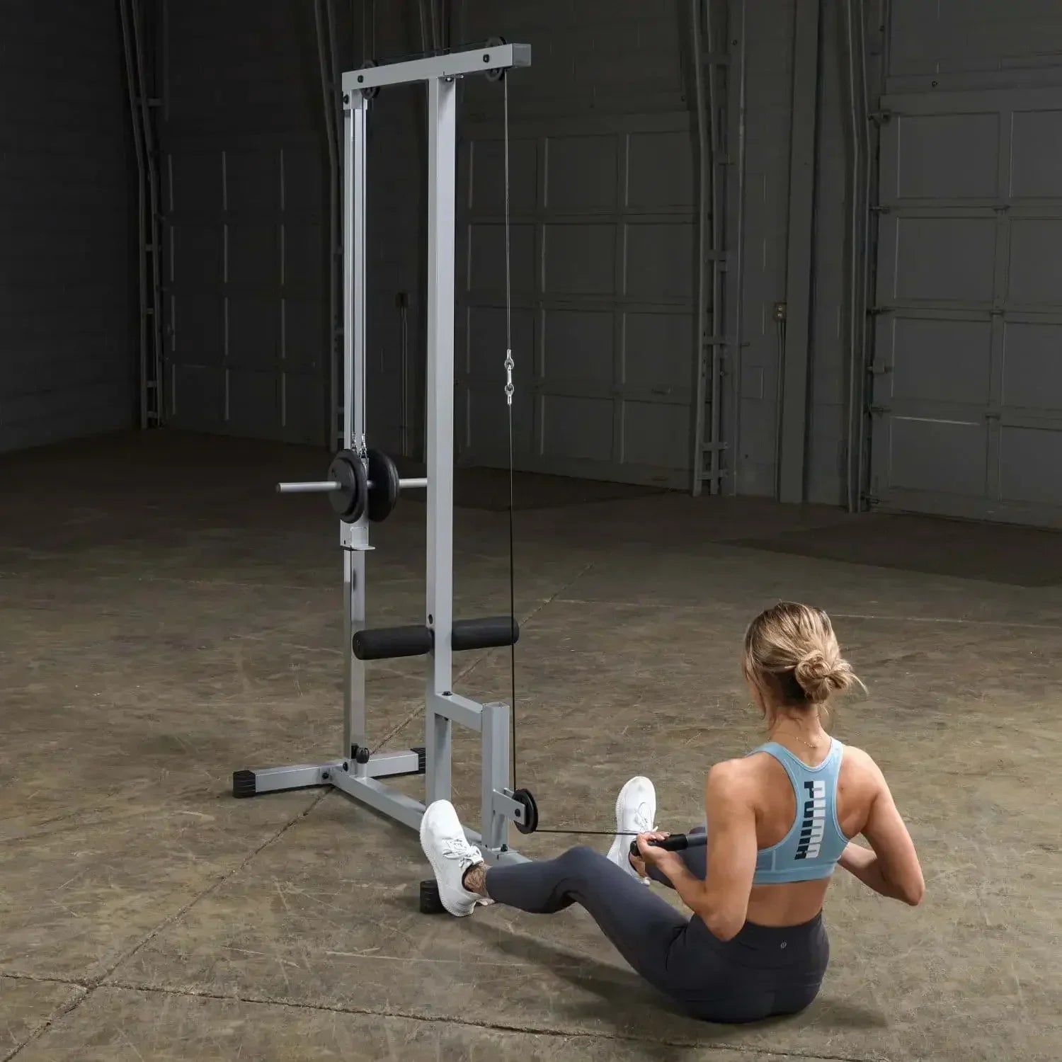 Frau trainiert mit Kraftstation im Homegym – Fitnessgeräte für Kraftsport & Training