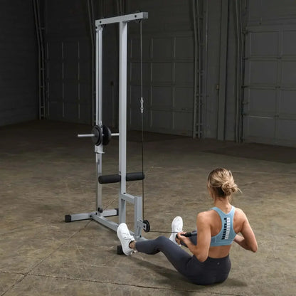 Frau trainiert mit Kraftstation im Homegym – Fitnessgeräte für Kraftsport & Training