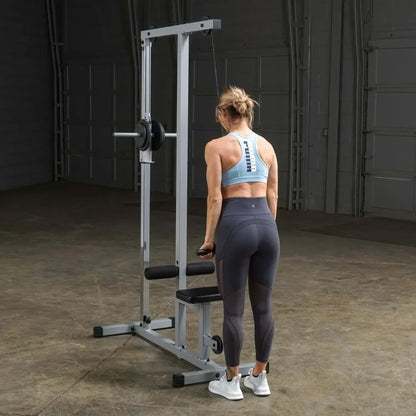 Frau trainiert an Kraftstation mit Seilzug im Homegym – Fitness-Kraftgeräte für effektives Training