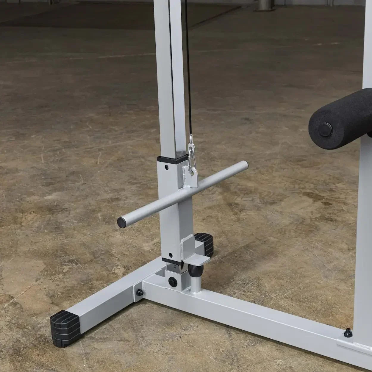 Stabile Kraftstation mit verstellbarer Stange und schwarzen Bodenfüßen für Homegym-Training