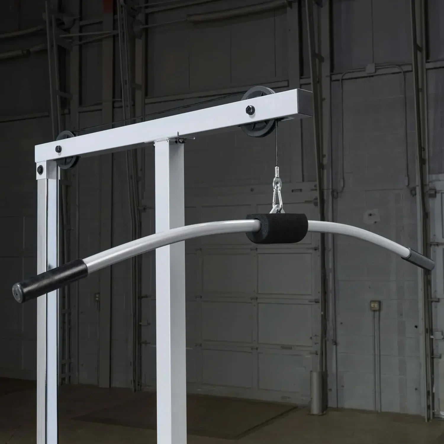 Kraftstation mit Kabelzug und gebogener Stange für Homegym-Training