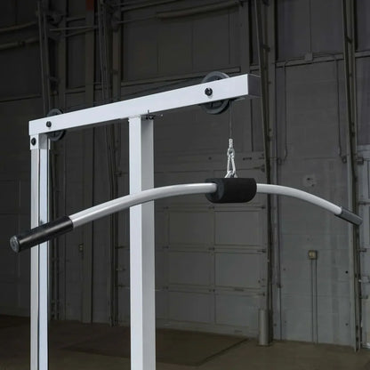 Kraftstation mit Kabelzug und gebogener Stange für Homegym-Training