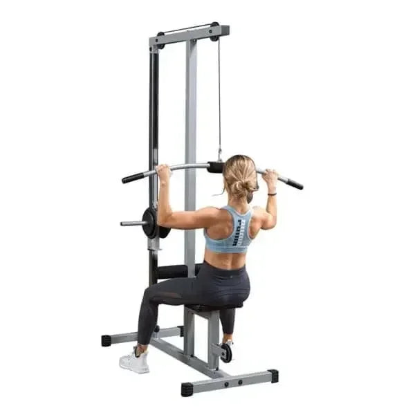 Frau trainiert an Kraftstation mit Latzug – ideal für Homegym & Studio Fitness