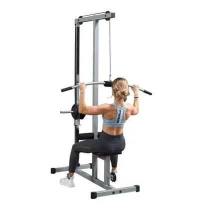 Frau trainiert an Kraftstation mit Latzug – ideal für Homegym & Studio Fitness