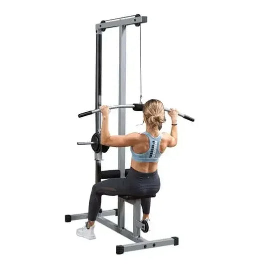Frau trainiert an Kraftstation mit Latzug – ideal für Homegym & Studio Fitness