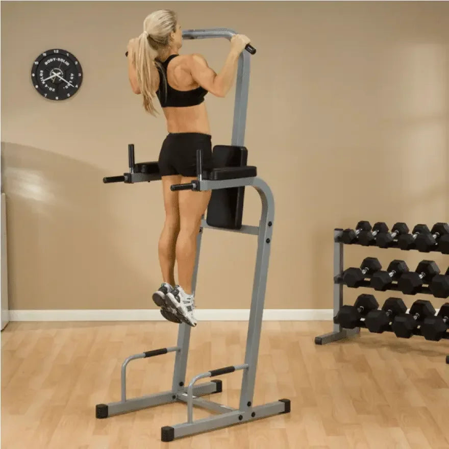 Frau trainiert an Kraftstation mit Klimmzugstange im Homegym – ideal für Kraftsport & Fitness