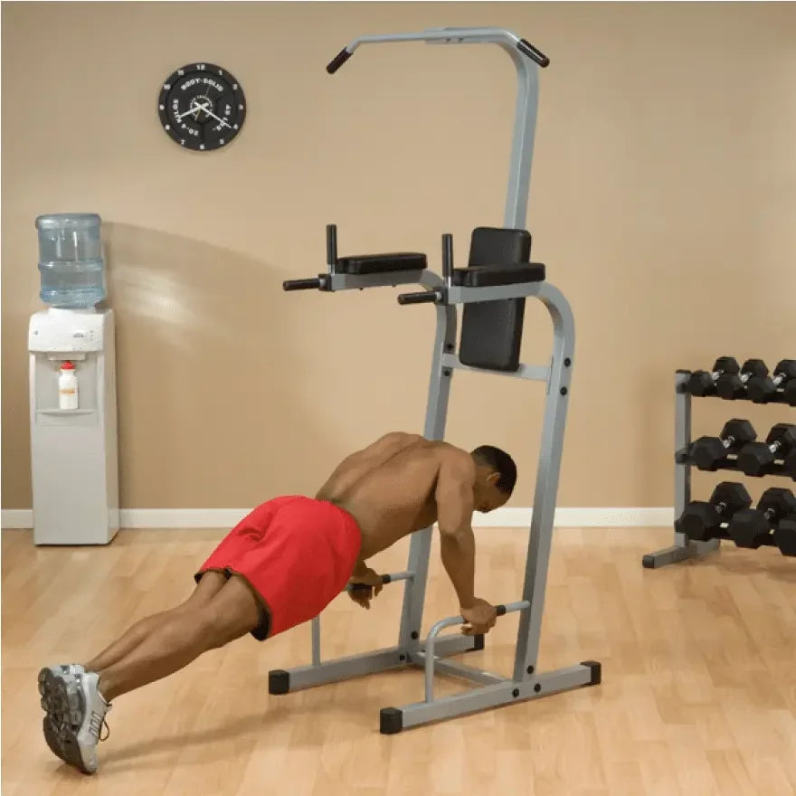 Mann trainiert an Kraftstation mit Dip-Griffen im Homegym, ideal für Fitness & Kraftsport