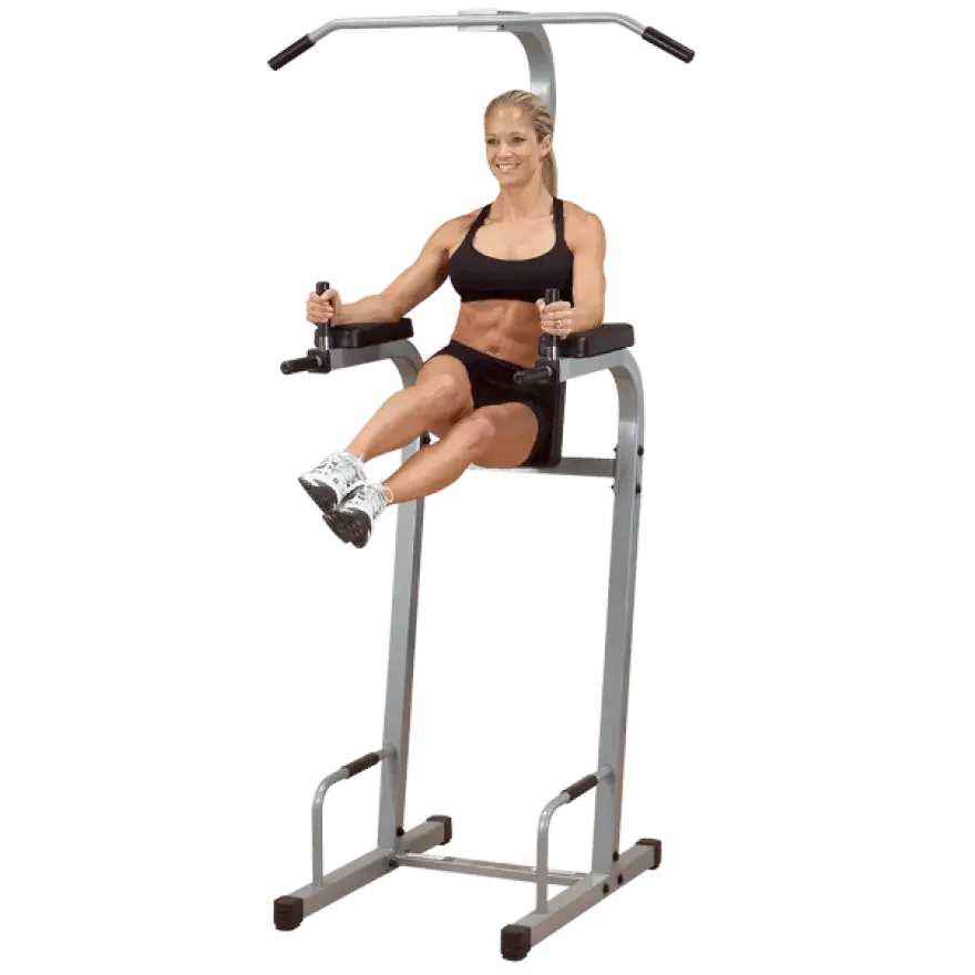 Frau trainiert an Kraftstation mit Klimmzugstange und Bauchmuskelbank für Homegym & Studio