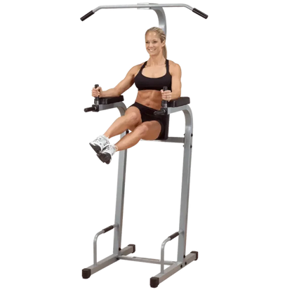 Frau trainiert an Kraftstation mit Klimmzugstange und Bauchmuskelbank für Homegym & Studio