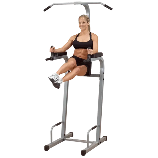 Frau trainiert an Kraftstation mit Klimmzugstange und Bauchmuskelbank für Homegym & Studio
