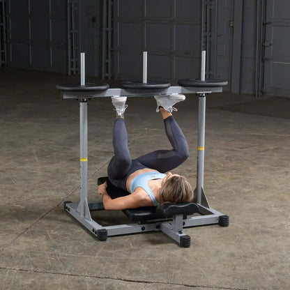 Frau trainiert Beinpress auf Kraftstation im Homegym – Fitness-Kraftgerät für effektives Beintraining