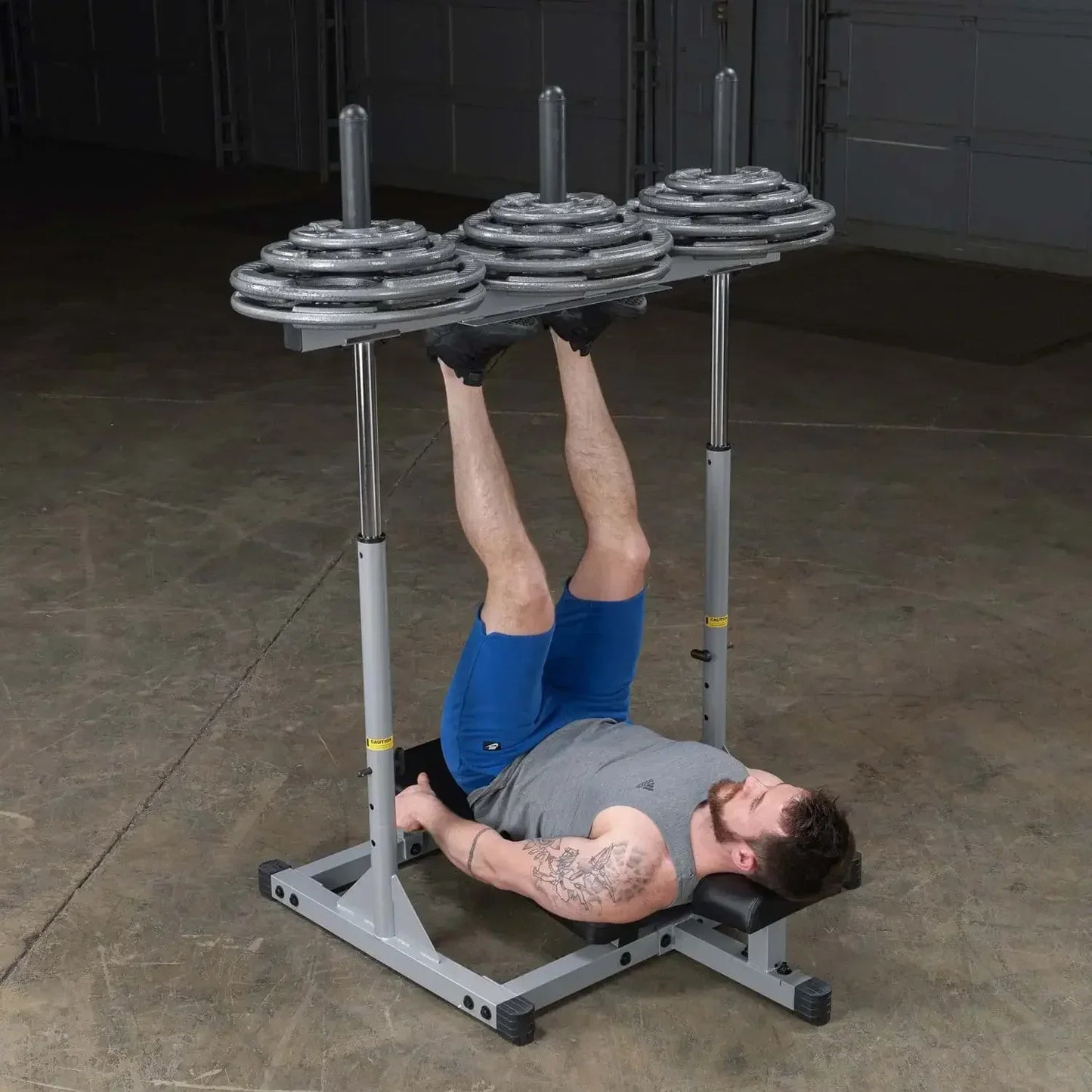 Mann trainiert Beine mit Hantelbank und Gewichtsstation im Homegym