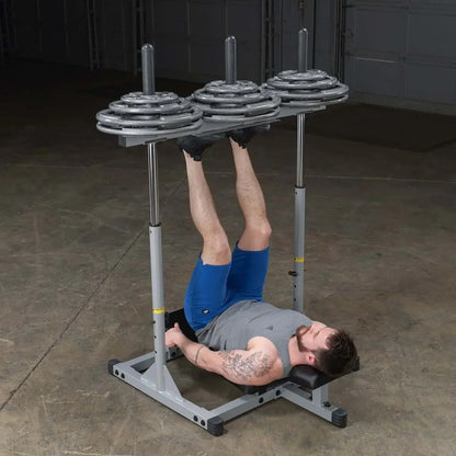 Mann trainiert Beine mit Hantelbank und Gewichtsstation im Homegym