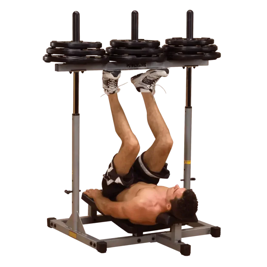 Mann trainiert Bauchmuskeln mit Liegestützbank und Gewichten – Fitness-Kraftgerät für Homegym