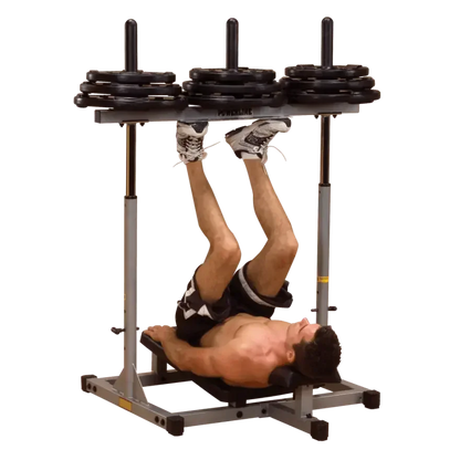 Mann trainiert Bauchmuskeln mit Liegestützbank und Gewichten – Fitness-Kraftgerät für Homegym
