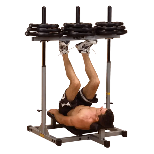 Mann trainiert Bauchmuskeln mit Liegestützbank und Gewichten – Fitness-Kraftgerät für Homegym