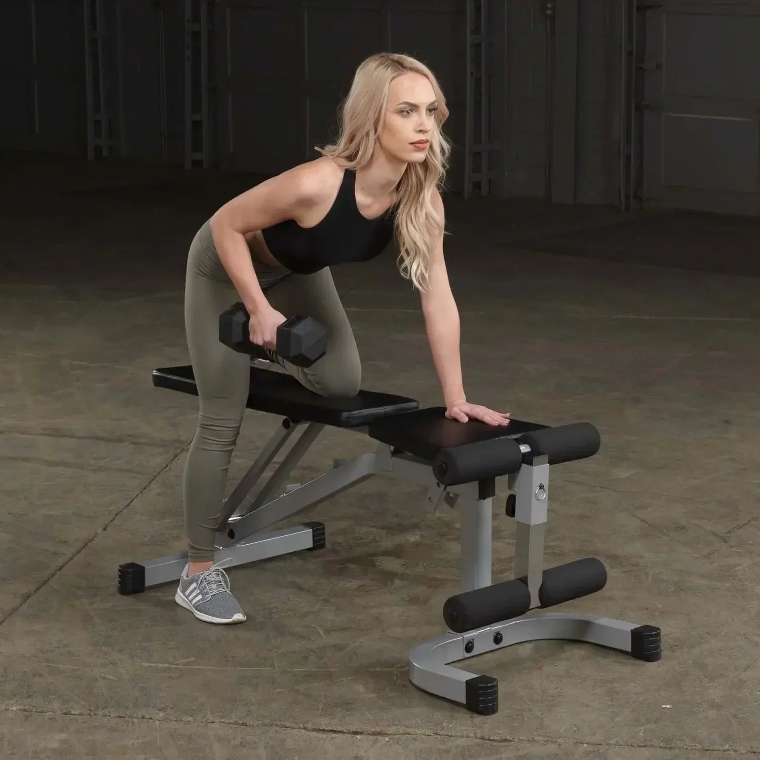 Frau trainiert mit Hantel auf Fitnessbank – ideales Homegym Equipment für Krafttraining