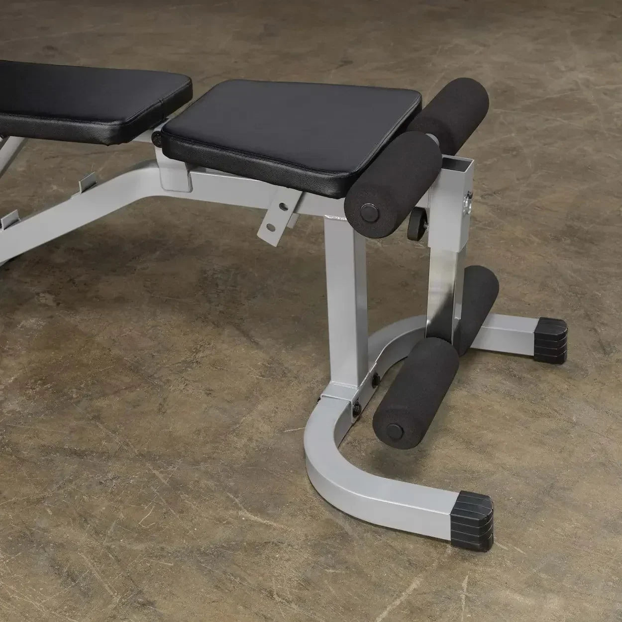 Hantelbank mit verstellbarer Rückenlehne und Fußstützen für Homegym & Studio Training