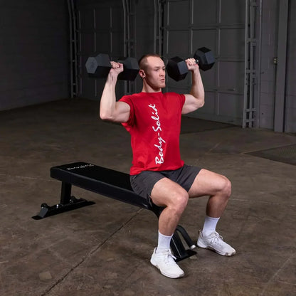 Mann trainiert mit Hanteln auf Hantelbank im Homegym – Kraftsport & Fitness Equipment