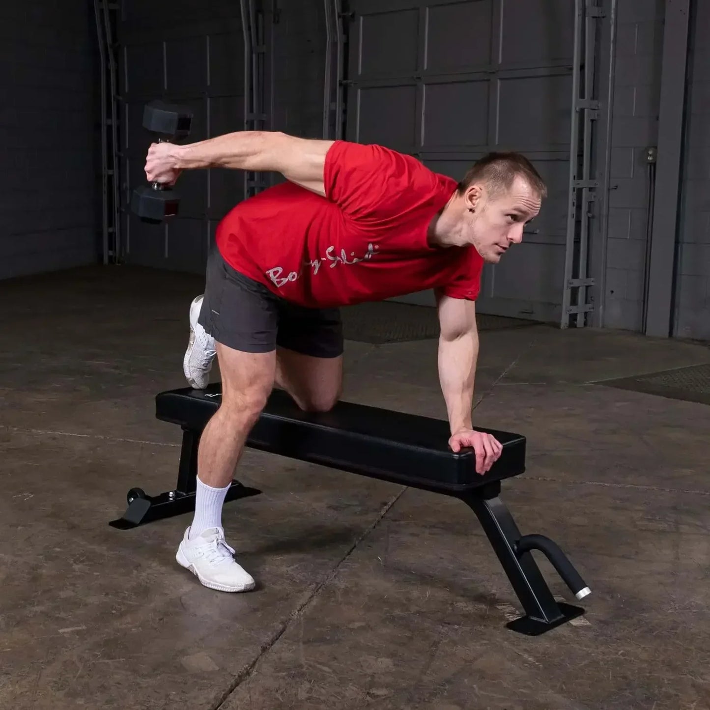 Mann trainiert mit Hantel auf Fitnessbank – Krafttraining zu Hause oder im Studio