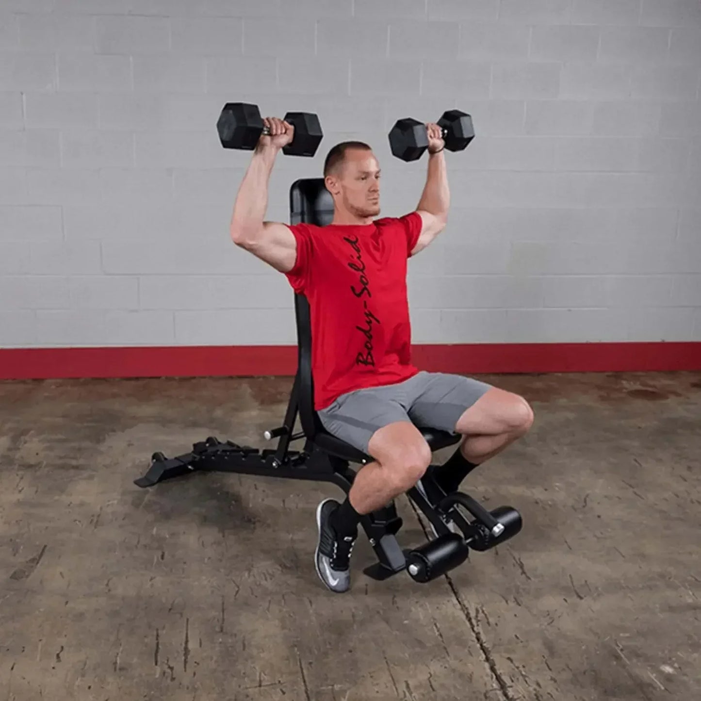 Mann trainiert mit Hanteln auf Hantelbank im Fitnessstudio, ideal für Homegym & Kraftsport