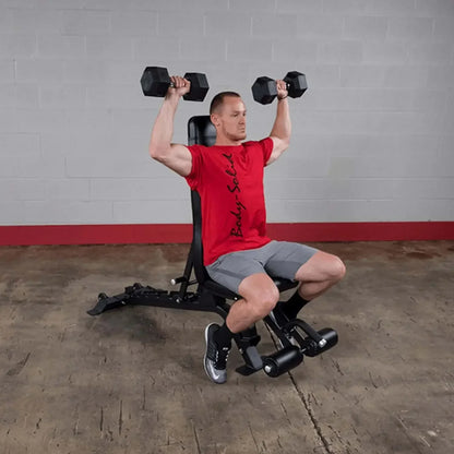 Mann trainiert mit Hanteln auf Hantelbank im Fitnessstudio, ideal für Homegym & Kraftsport