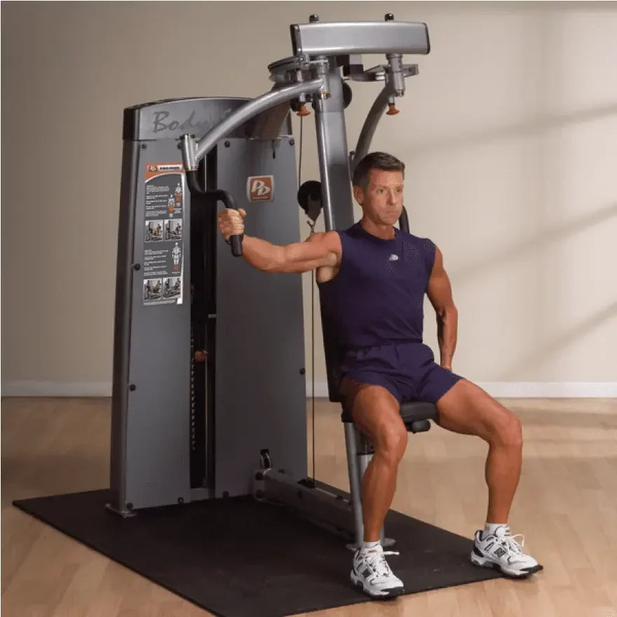 Mann trainiert mit Kraftstation im Homegym – Fitness-Kraftgeräte für effektives Training