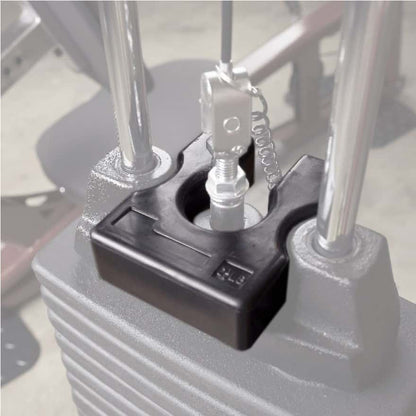 Body-Solid Abstufungs-Adapter Stack-M auf der obersten Steckgewichtsplatte zwischen den Führungsstangen