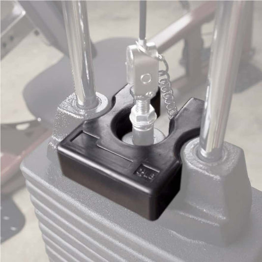 Body-Solid Abstufungs-Adapter Stack-M auf der obersten Steckgewichtsplatte zwischen den Führungsstangen
