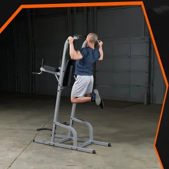 Mann trainiert an Kraftstation im Homegym – ideales Fitness-Kraftgerät für effektives Training