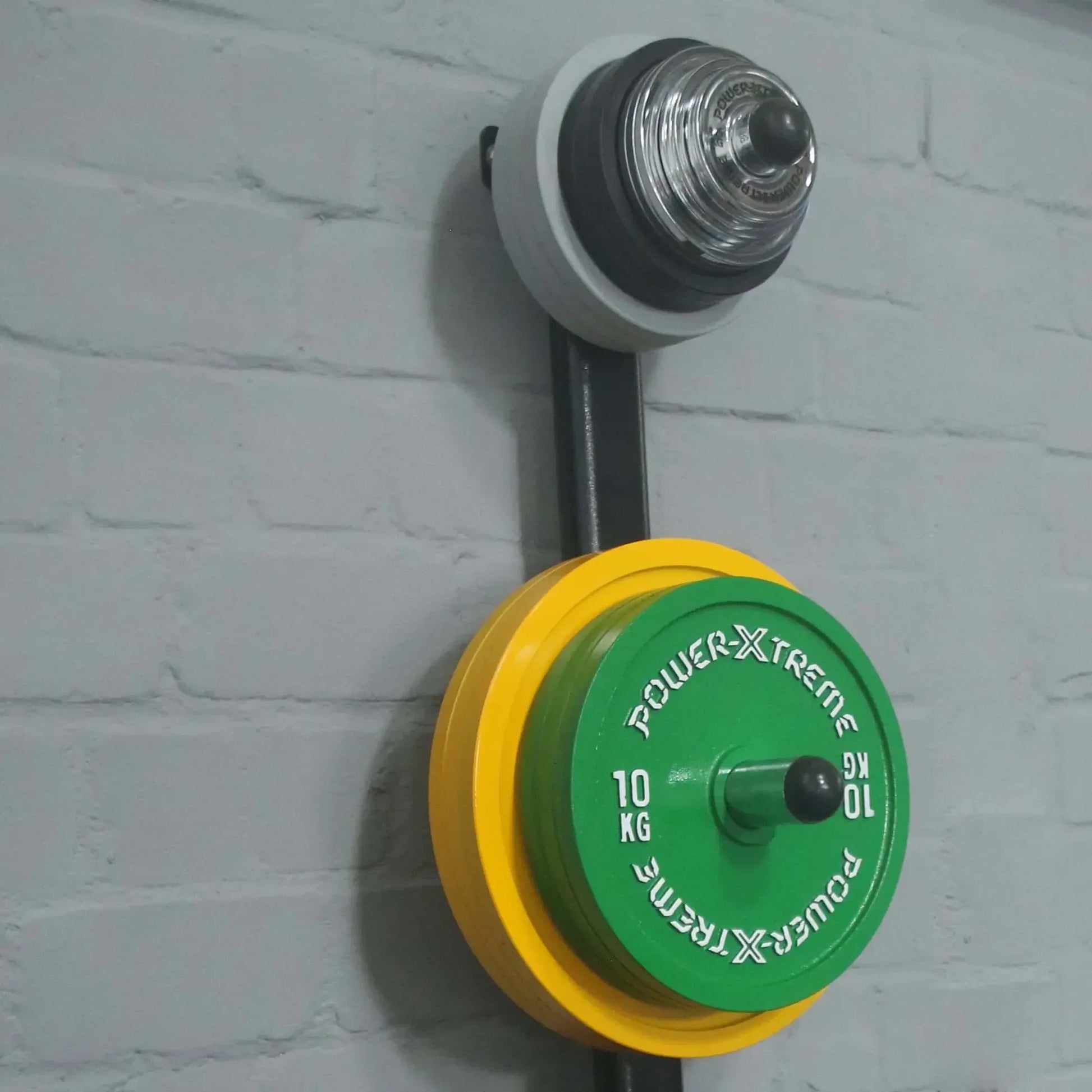 Hantel mit 10 kg Power-Xtreme Scheiben an Wandhalterung, ideal für Homegym & Fitness-Training