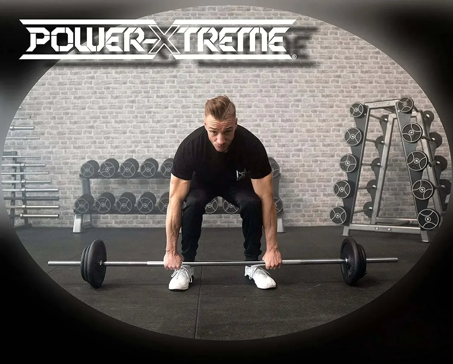 Mann hebt Langhantel im Fitnessstudio – Krafttraining mit Power-Xtreme Equipment