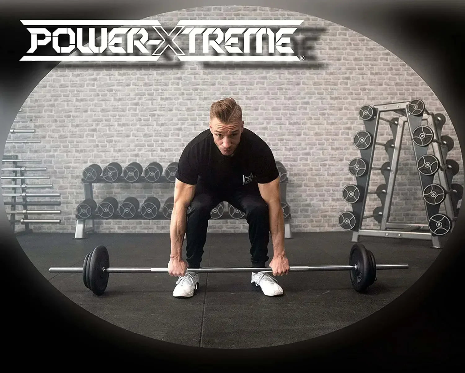 Mann hebt Langhantel im Fitnessstudio – Krafttraining mit Power-Xtreme Equipment