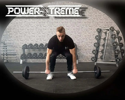 Mann hebt Langhantel im Fitnessstudio – Krafttraining mit Power-Xtreme Equipment