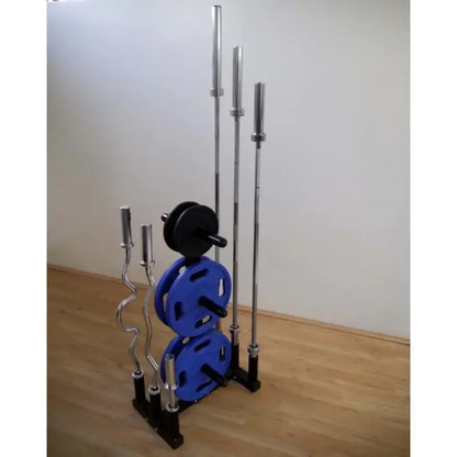 Hantelstangen und blaue Gewichte auf Halterung für Homegym oder Studio
